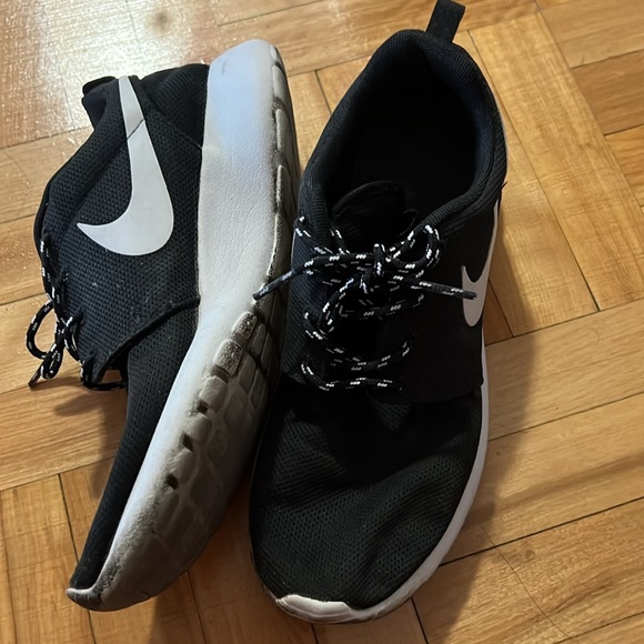 Nike shoes - Picture 2 of 2